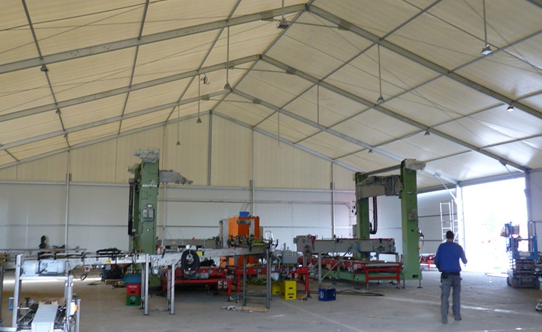 Interior de carpa industrial para almacén