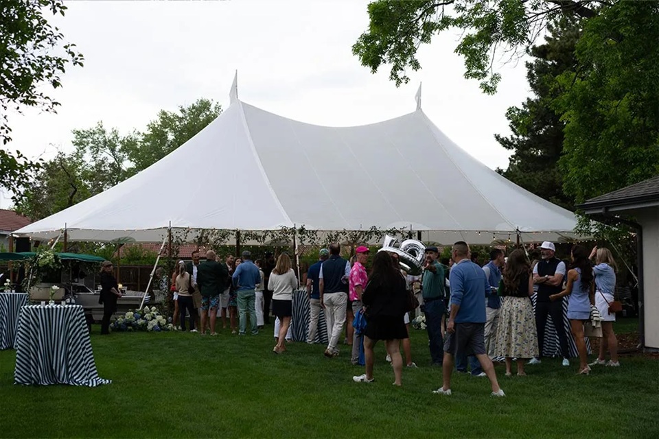 Montaje de carpa para evento especial