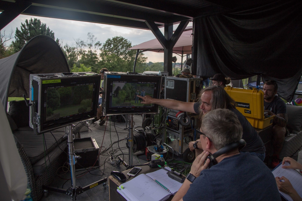 Puesto de dirección con monitores en set de rodaje exterior