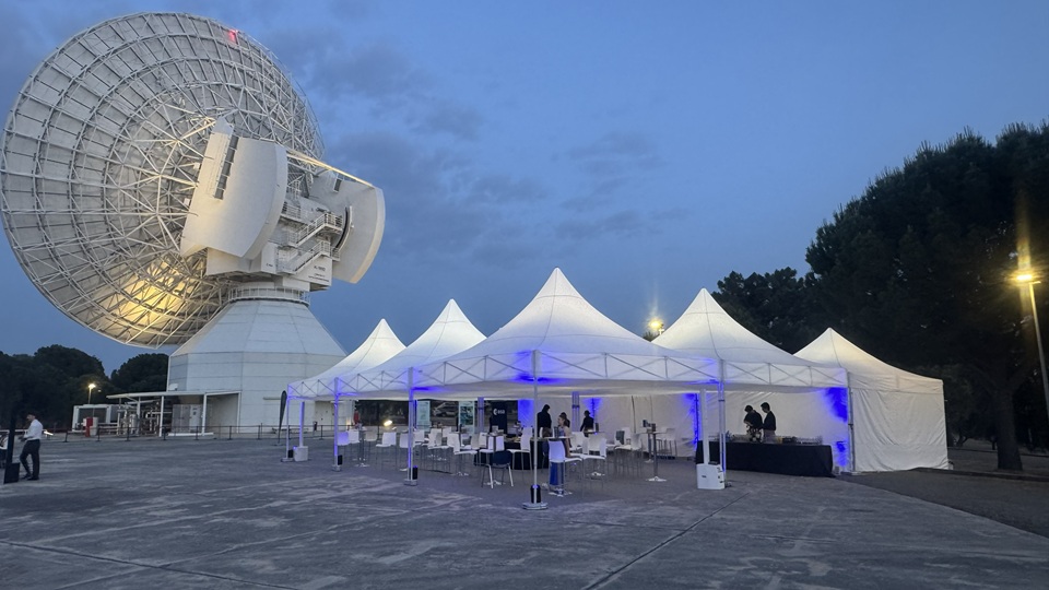 Producción cinematográfica con carpas de base instaladas en localización exterior