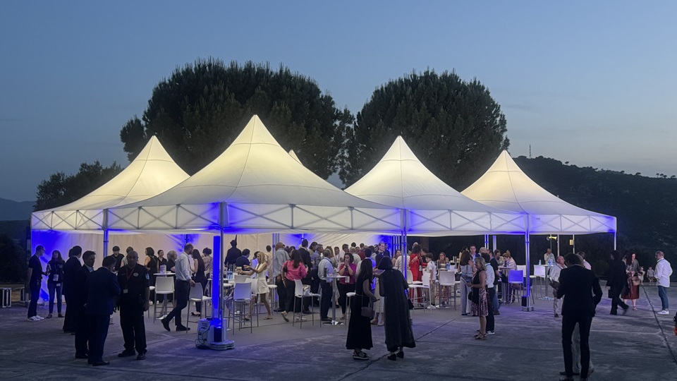 Interior de jaima árabe decorada para evento